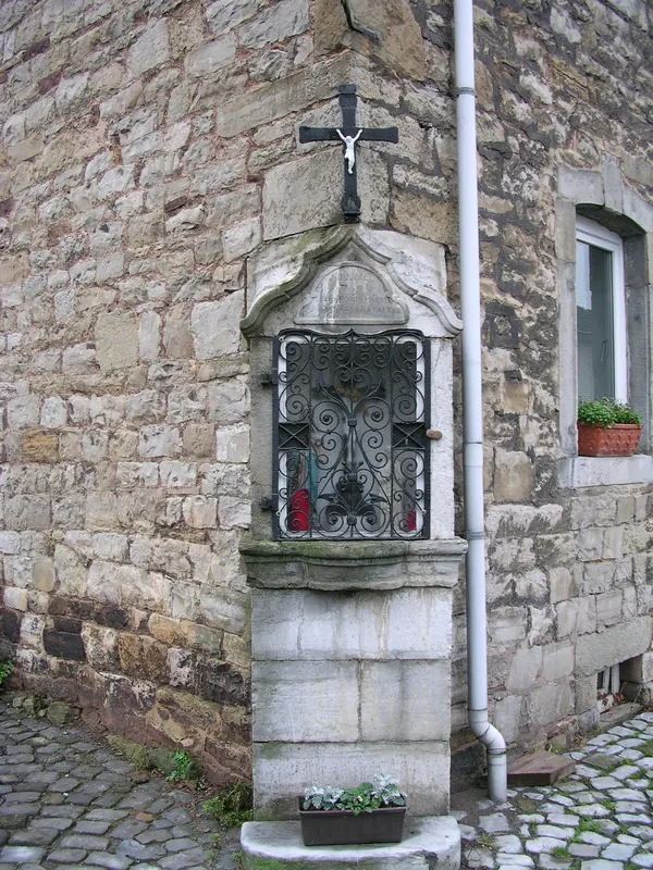 Bildstock vor Haus Nr. 8 in der Hochstraße in Raeren. Inschrift: "Anno 1799 Leonardus Mennicken - Anna Barbara Falter"