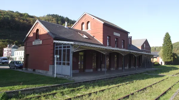 Ex-station van Hastiere. Gebouw is in gebruik, maar niet bewoond.