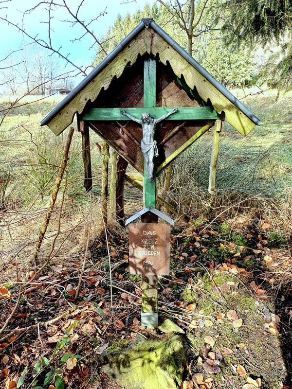 Friedenskreuz an Weilersbroich in Mützenich. Inschrift: "Das Kreuz zum Frieden, Mai 2002"