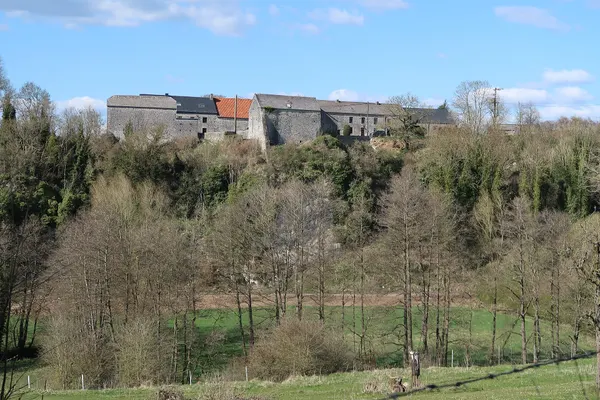 Ferme de Survillers à Survillers, hameau de Modave, mentionnée dès le XIIIe siècle.