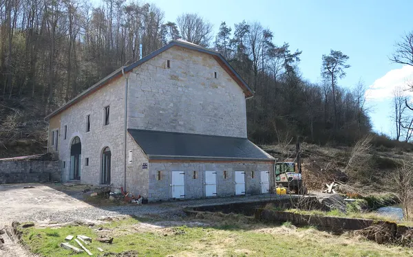 Moulin d'Amas ancien moulin à eau dans le hameau d'Amas à Clavier