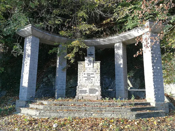 Mémorial au Lieutenant De Wispelaere à Yvoir