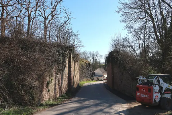 Taluds van vroegere brug van van voormalige tramlijn 460 in Hozémont (Grace-Hollogne)