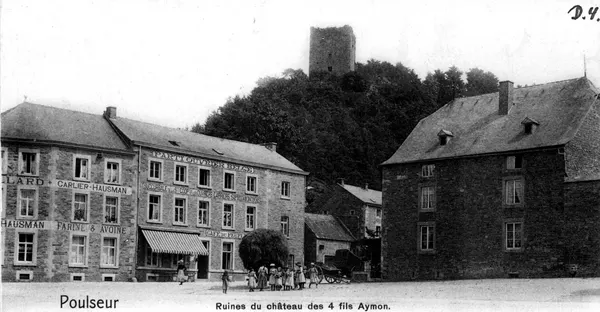 Poulseur (Comblain-au-Pont) foto van voor 1921 met het vroeger Maison du Peuple en de Tour Reinarstein (Renastienne), een donjon die…