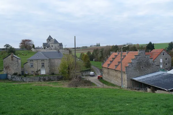 Oude pastorij, Sint-Hubertuskerk en Hoeve Saint-Hubert (de hoeve van beneden) in Lavoir (Héron)