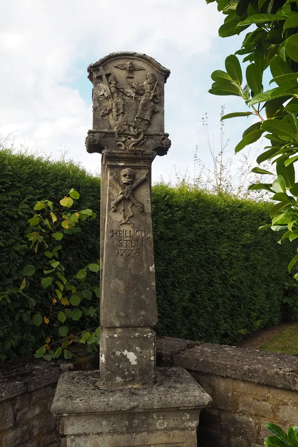 Udange. Calvaire dans le cimetière