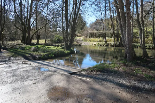 Wad van de Route du Val door de Hoyoux in Val Tibiémont (gemeente Clavier)
