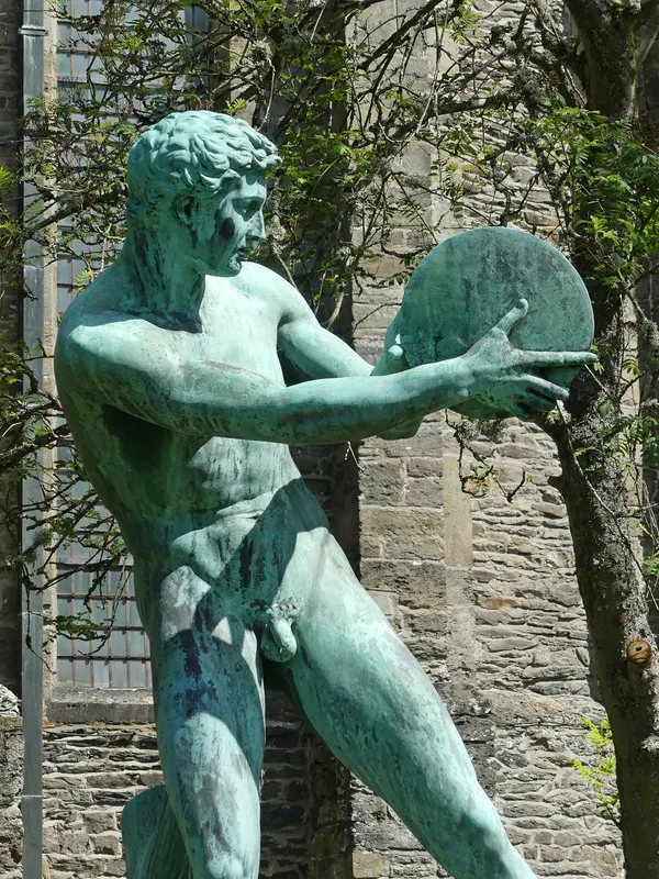 Statue cast in 1948 by the Compagnie des Bronzes, Brussels.