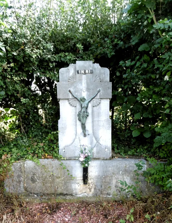 Wegekreuz an der Rue du Viaduct in Moresnet-Village/Belgien. inschrift: "INRI"