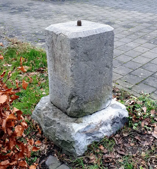 Sockel des Wegkreuzes vor Haus Hergenrather Straße 35 in Hauset/Belgien