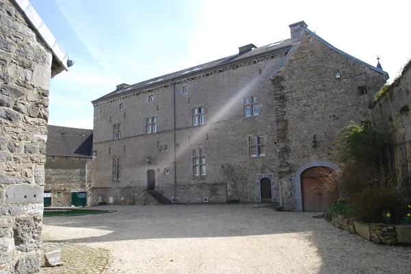 Château-ferme de Tavier,vue du village de Tavier, dans la commune d'Anthisnes (province de Liège, en Belgique).