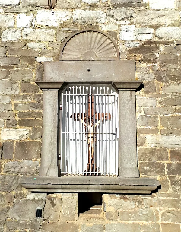 Wegekreuz in der Hauswand von Haus Kreuzstraße 72 in Lontzen-Walhorn