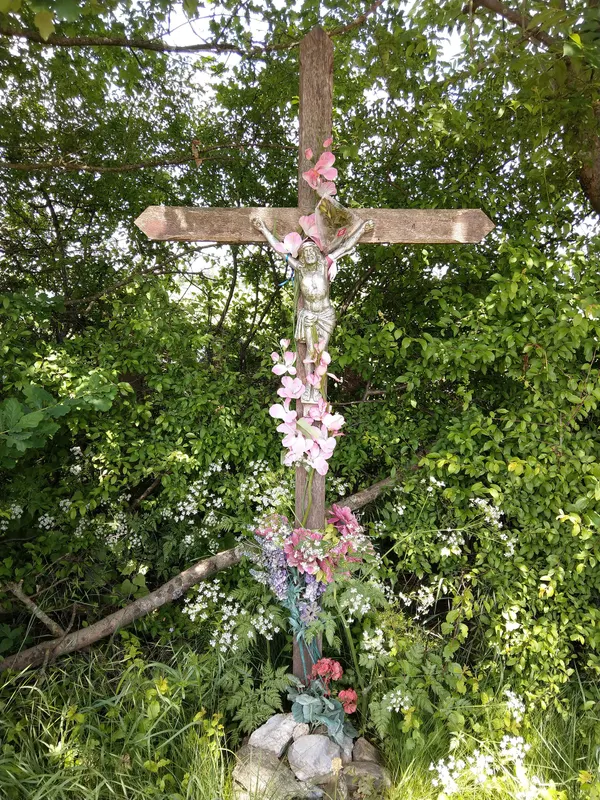In the area of the municipality Baelen. Wooden cross attached to a tree. History and date unknown.
