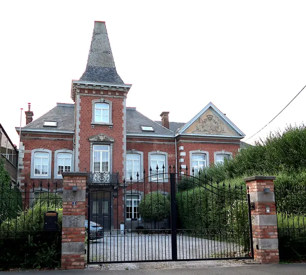 Château de Stockem à Amay. Manoir du XVIIIe siècle; remanié à la fin du XIXe siècle; en 2007 scindé en deux parties habitables