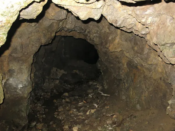 Auenbergstollen-vroegere mijngang in het Hohnbachtal Kelmis (achter het traliewerk)