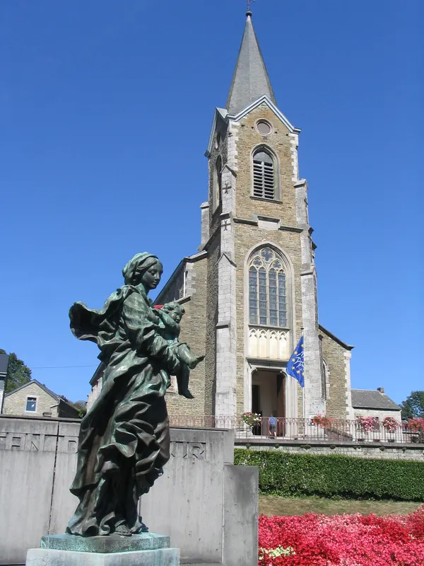 Copie de la Vierge à l'enfant de fr:Jean Del Cour devant l'église de fr:Hamoir. L'original se trouve en fr:Vinâve d'Île à fr:Liège.