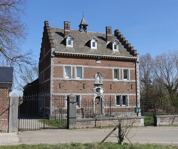Voormalig klooster in Avin-en-Hesbaye (Hannut), voormalige school, Domein Clair Lieu geheten, dateert uit 1904