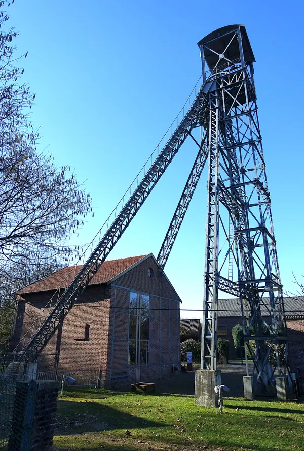 Metalen schachttoren van de koolmijn van Bas-Bois in Soumagne en gebouw met ophaalmachine