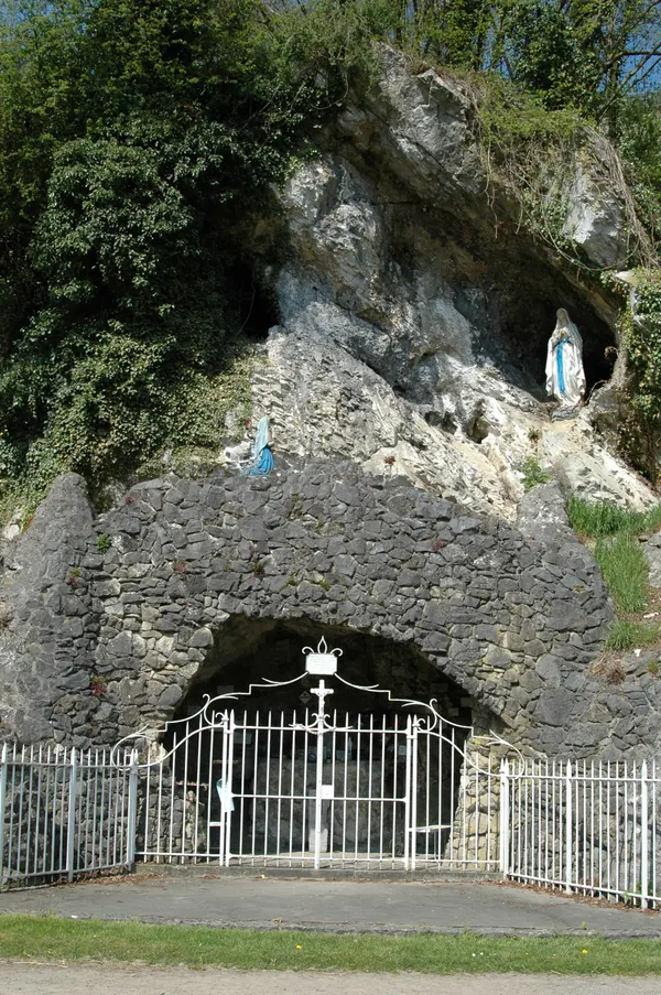 La grotte de Saint-Fontaine, le long du ruisseau de Pailhe, est une reproduction de la grotte de Lourdes.