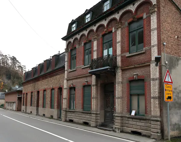 Ancien hôtel Hanchir à Marche-les-Dames (Namur), Ancien hôtel de voyageurs de style éclectique bâtie à la fin du 19e, début du 20e siècle.