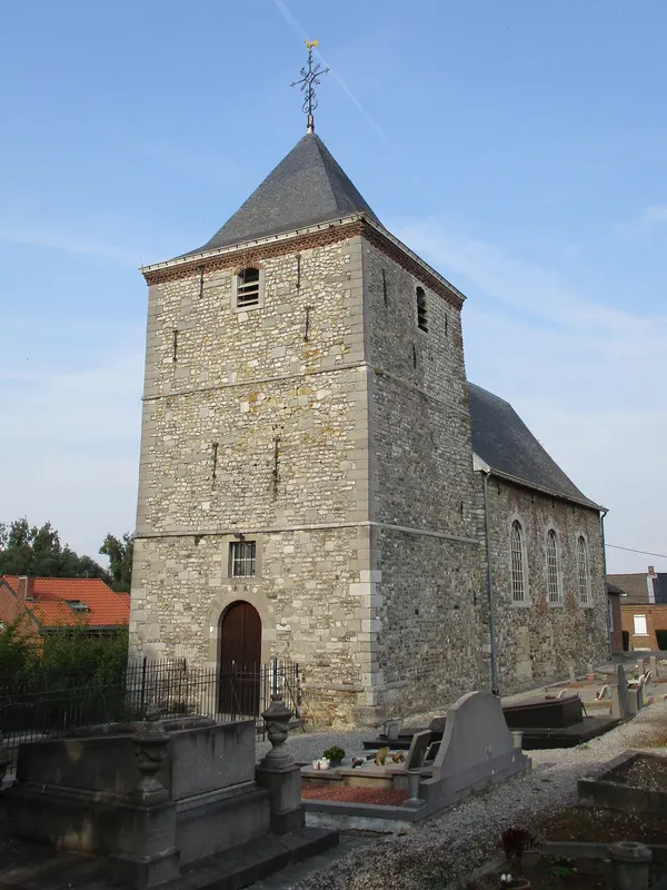 Eglise Saint-Hubert à Lens-sur-Geer (Oreye); forte tour occidentale carrée d'origine romane (Xle s.?), formant avant-corps,remaniée en 1751
