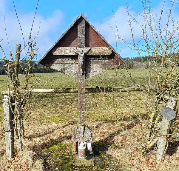 Wegekreuz mit einem Marienbildnis am Fuße des Schaftes am Ende des Feldweges bei Reichensteiner Straße 135 in Mützenich.