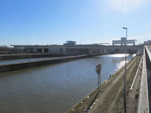 Sistemul de ecluze de la Lanaye, în Belgia, permite rezolvarea unei diferențe de nivel pe Meuse de 14 metri, între Liège (Belgia) și…