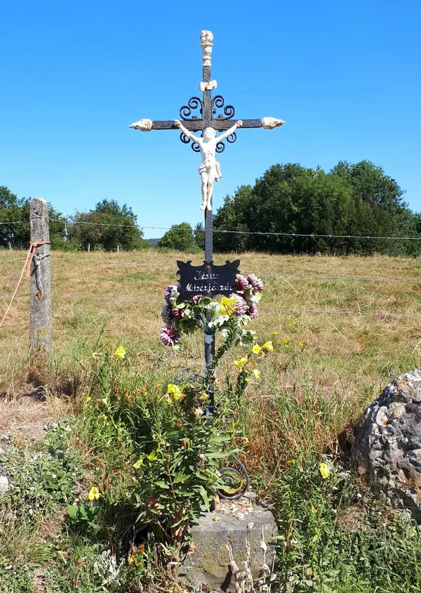 Wegekreuz vor Haus-Nr. 45 in der Rue de la coul in Moresnet-Chapelle. Inschrift: "Jesus misericorde"