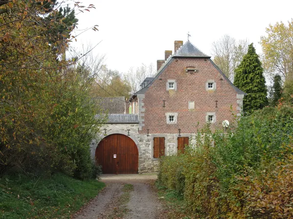 Ferme de Ver, Heron, 18e siècle, .quadrilatère, bâtie aux XVIIe et XVIIIe s., Aujourd'hui divisée en deux parties par un mur traversant…