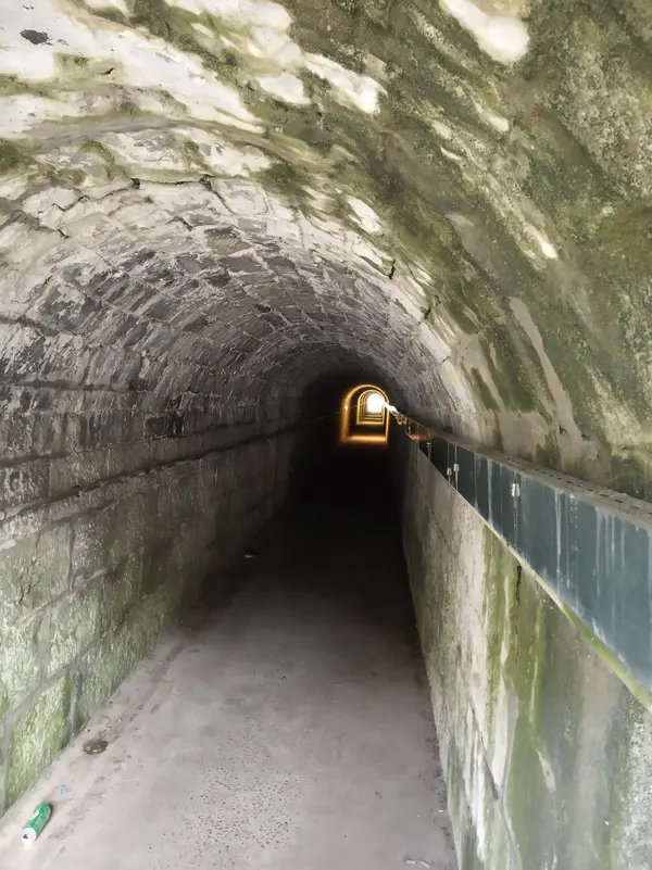 Ancien tunnel, toujours en fonction, à la gare de Godinne.