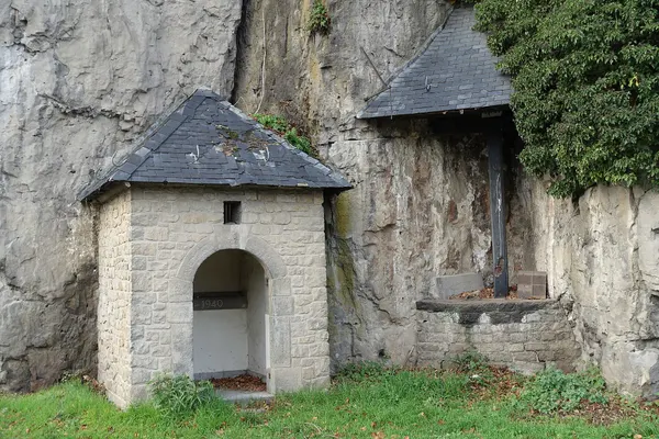 Chapelle de la Vierge des Sept douleursː édifice de 1686 et reconstruit en 1940 et un auvent, grand Christ en bois peint du 18e siècle