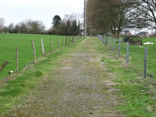 The vicinal trackway to Envoz. Is used as an private entrance.