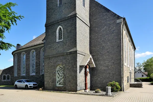 Mützenich Wegkreuz an der Kirche