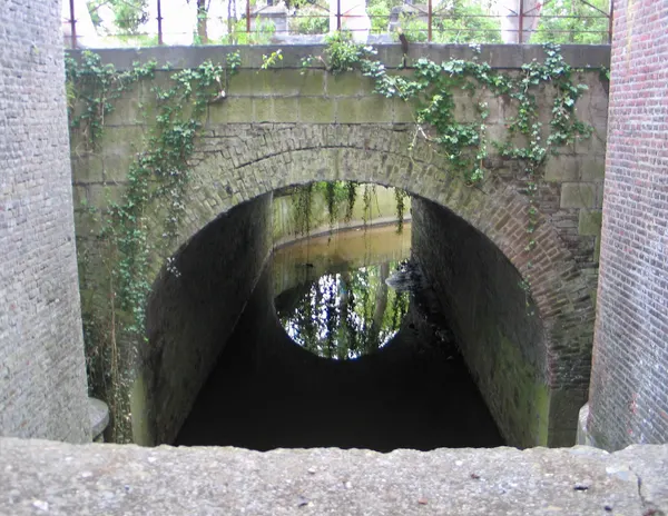 Le Houyoux tel qu'il est visible sous le RAVeL (ligne 142) à Saint-Servais. Photo prise depuis l'aval.