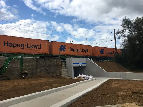 Entrée cycliste et piétonne côté parc, peu après la fin des travaux