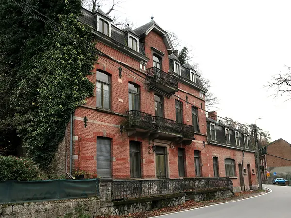 Ancien Hôtel Belle Vue à Marche-les-Dames (Namur); hôtel de voyageurs de la fin du 19e siècle; plus tard mess des para-commandos,