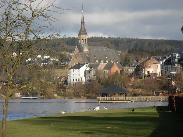Vielsalm meer en kerk
