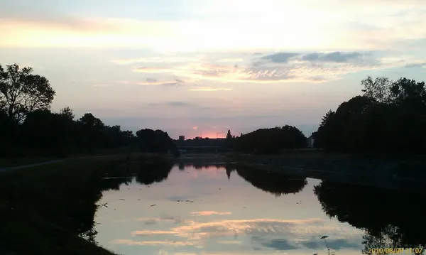 Couché de soleil le long du canal