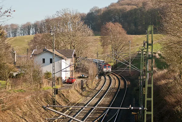Bergfahrender Autotransportganzzug (Fiat 500 aus Tichy, Polen) mit einer Class 66 der CrossRail Benelux kurz vor dem Gemmenicher Tunnel.