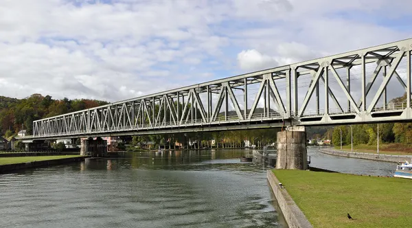 Anseremme (Dinant, Belgium): railway bridge crossing the Meuse river