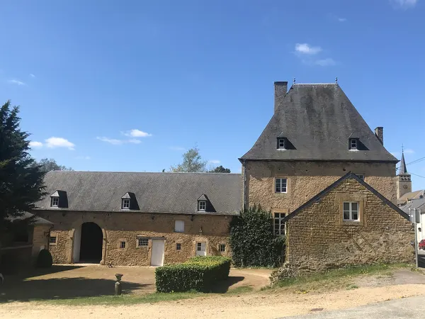 Le Manoir et ses annexes vu du côté est