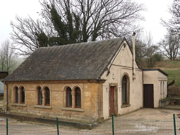 Ancien lavoir en Couvreux (Rouvroy) du 19e siècle, aménagé en salle de réunion