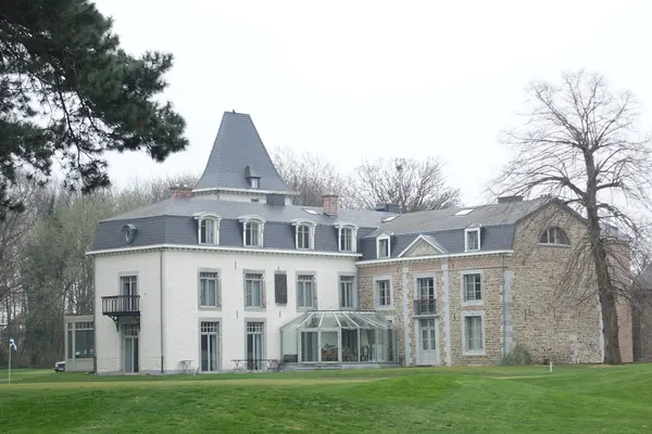 Kasteel Bernalmont in Bressoux (Luik), vroegere woning van de directeur van de koolmijn la Grande Bacnure, nu golfterrein