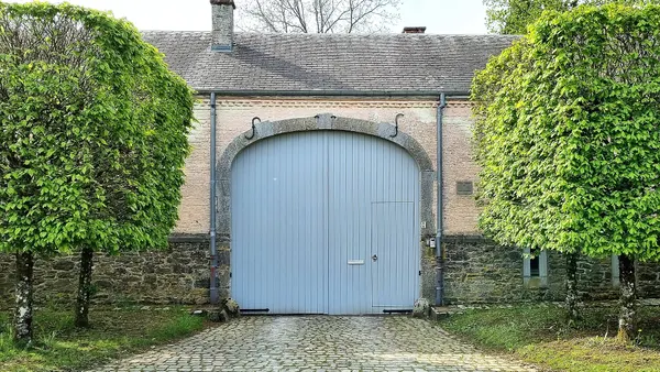 Ciergnon, hameau de Fenffe dans la commune belge de Houyet. Le portail d'accès au Château de Fenffe.
