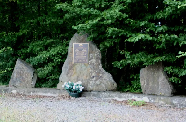 Monument mat Erënnerungsplack fir gefalen Zaldote vum 1.