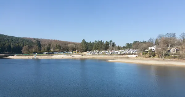 Lac de Robertville, view to the lake from the bridge