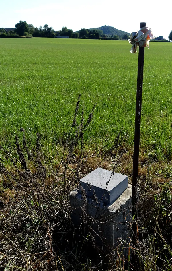 Puits de mine Retour d'air - Siège de Melen de Charbonnages de Hasard 208013 - en arrière plan le Terril Micheroux 1 à Retinne