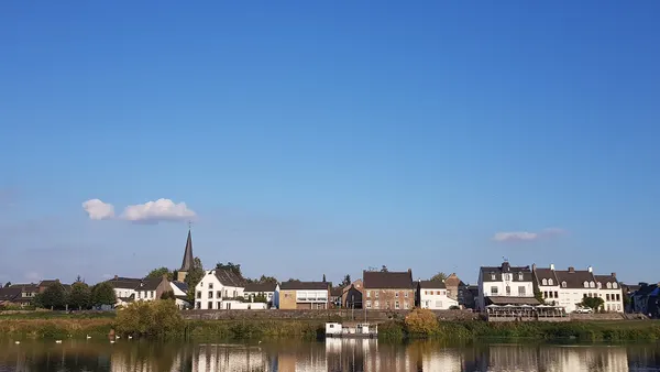 zicht op Eijsden (Nederland) vanaf Lanaye (België) over de Maas