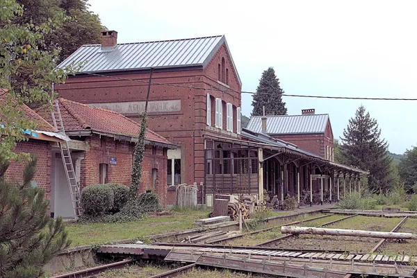 Anno 2017 wordt het voormalig station van Heer-Agimont omgebouwd tot appartementengebouw.