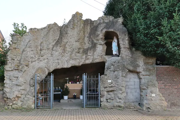 Lourdesgrot in Overwinden (Landen)